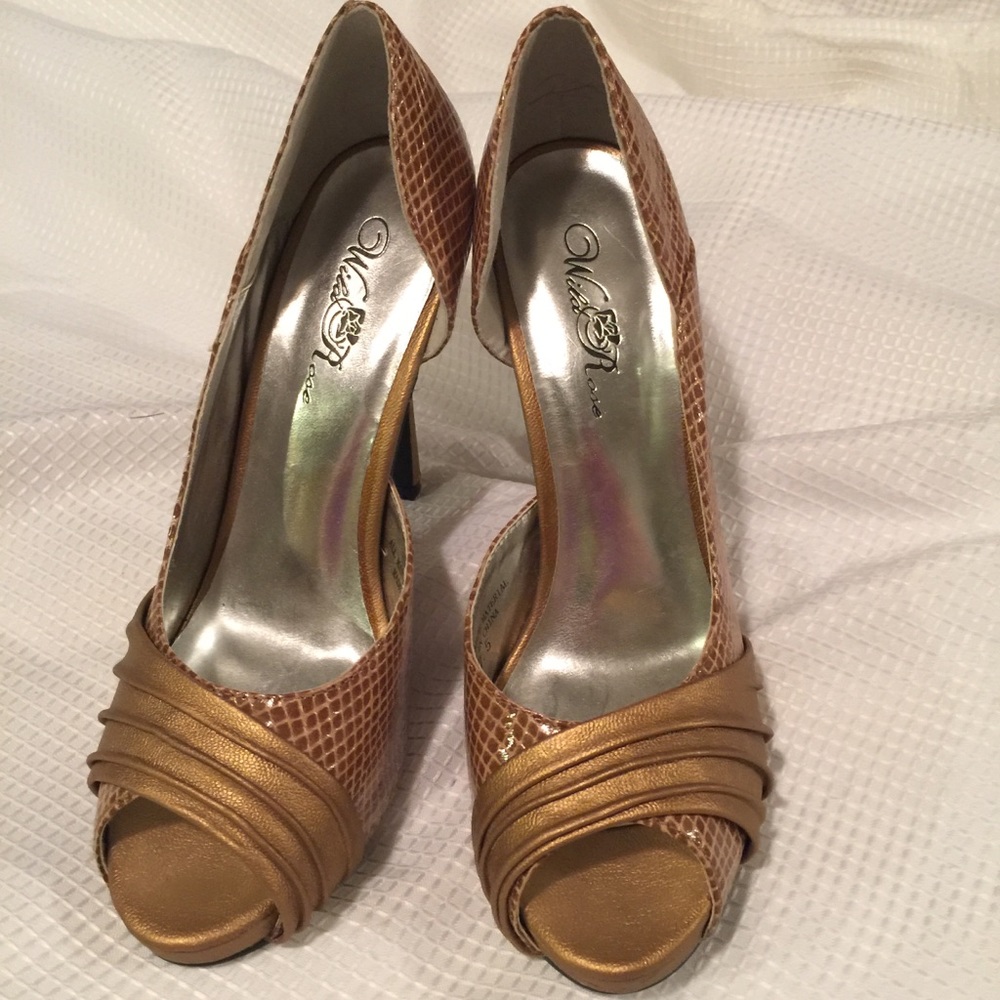🐶4 for $20 Wild Rose platform heel shoes